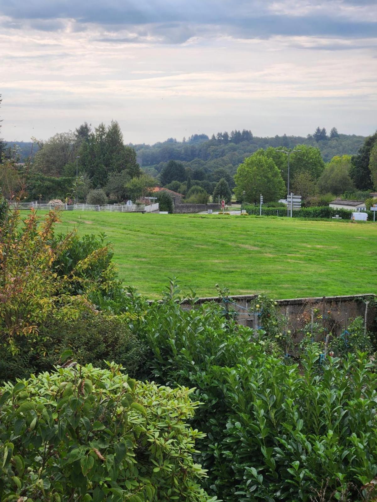 Logement Cosy Au Coeur D'Oradour Esterno foto